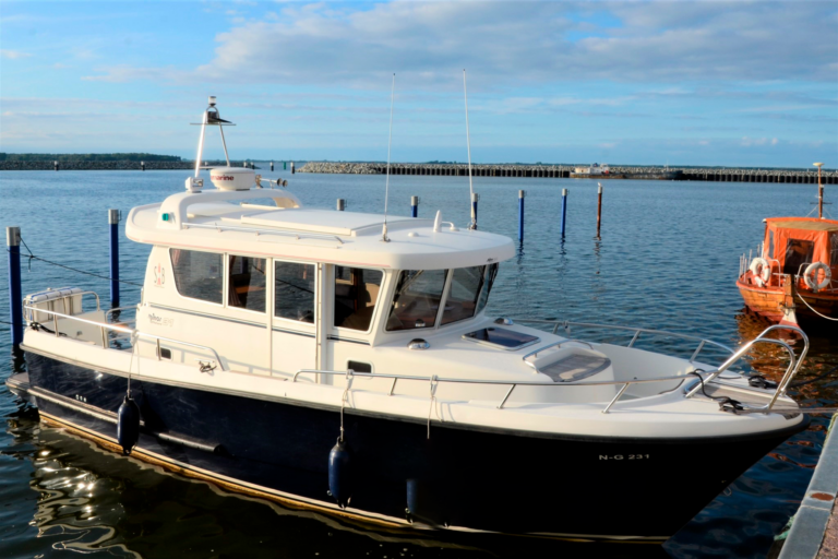 What Kinds of Luxury Yachts Sail Through Pas-de-Calais?